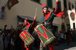 Sfilata e l'attesa prima dell'ingresso in piazza
