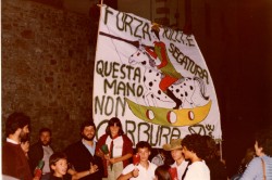 08   1980   festa cappotto   cirenei angiolo   rodolfo raffaelli con cartello sottratto a santandrea