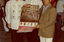 38   tonino morelli dona il poster della giostra ad un coro del polifonico