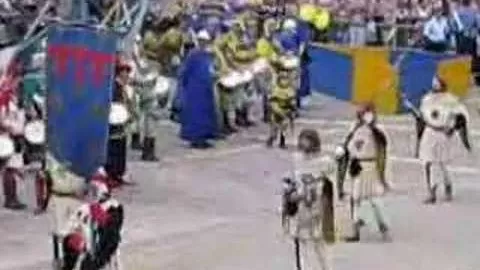 Ingresso in Piazza Grande della Lancia d'Oro - SxzpXa7MgAo