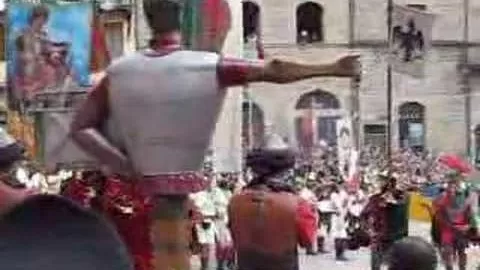 Entrata in Piazza del Quartiere di Porta Crucifera - zyz-xGUhs6o