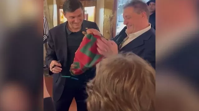Javier Zanetti Riceve il Foulard di Porta Crucifera dal Rettore - 1Cm3nQ0l-5A