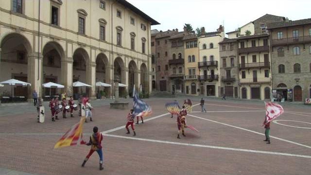 Arezzo : Piazza Grande, la Joute du Sarrasin, les Sbandieratori - OFd0zFo8K3Y