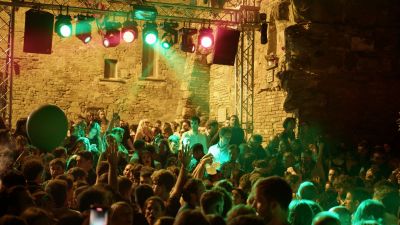 Esce “Questa è la sera”, la canzone delle cene propiziatorie