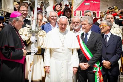 Papa Francesco benedice la lancia d’oro di Theimer