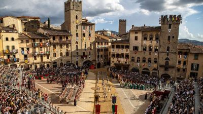 Montaggio scudi in Piazza Grande