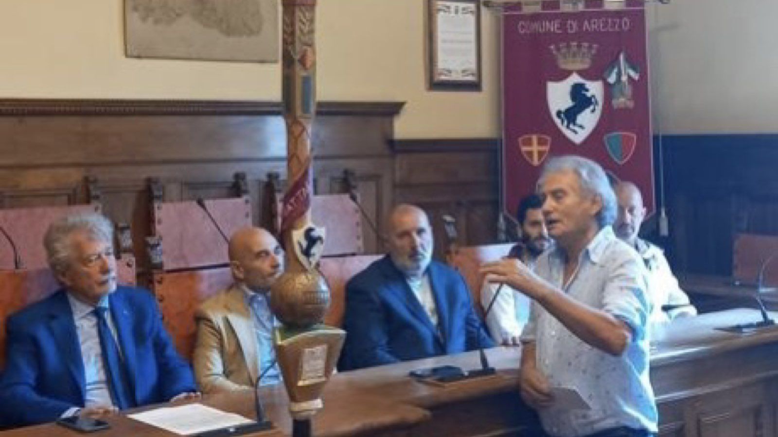 La lancia d'oro del cavallino