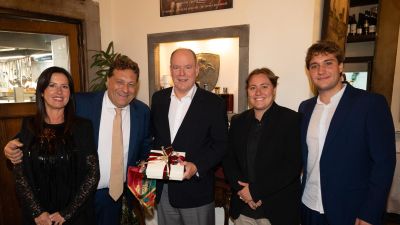 Il fazzoletto di Porta Crucifera in dono al Principe Alberto II di Monaco